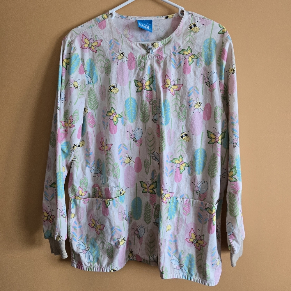 Scrub H.Q. Butterfly & Bee Print Top With Snap Closure PTP=21.5"